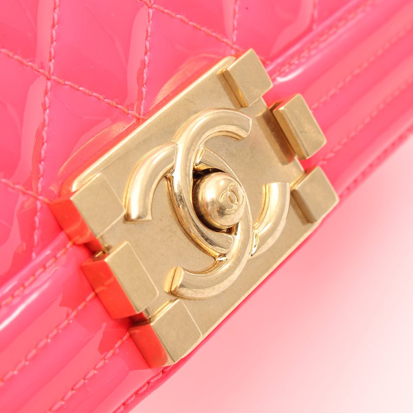 シャネル(CHANEL)ボーイシャネル|チェーンショルダーバッグ|エナメルレザー|ピンク|ゴールド金具|ネオンカラー|ハイブランド・ブランド専門の中古通販サイト(597398)