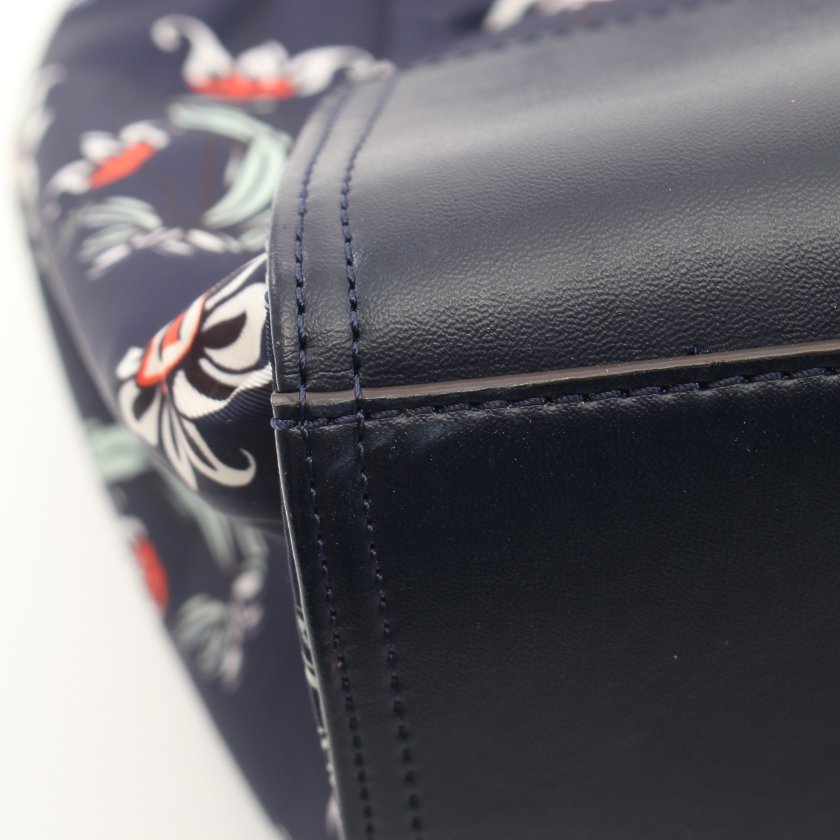 トリーバーチ(TORY BURCH)Ella|Large|Printed|Tote|エラ|ラージ|プリント|トートバッグ|花柄|ナイロン|レザー|ダークネイビー|マルチカラー|ハイブランド・ブランド専門の中古通販サイト(637398)