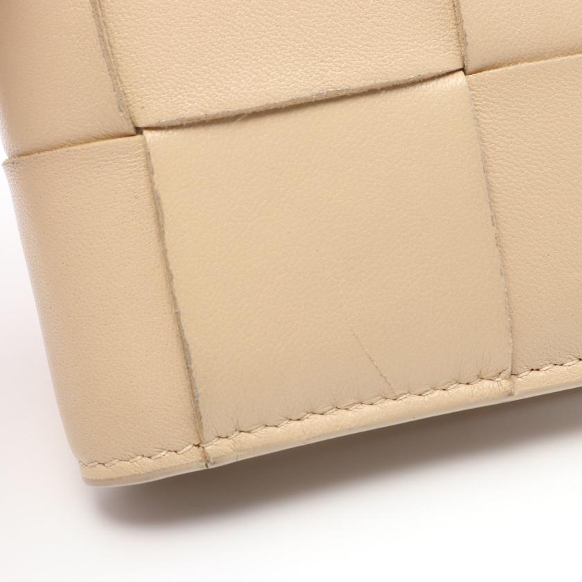 ボッテガヴェネタ(BOTTEGA VENETA)マキシイントレチャート|二つ折り|ファスナーウォレット|二つ折り財布|レザー|ベージュ|ハイブランド・ブランド専門の中古通販サイト(782725)