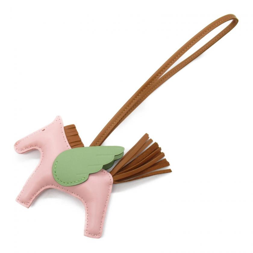 HERMES・アクセサリー・ロデオペガサスPM ローズサクラ/ゴールド/ヴェールグリッド チャーム レザー ヴォースイフト アニョーミロ ピンク ゴールド/ヴェール ローズサクラ B刻印