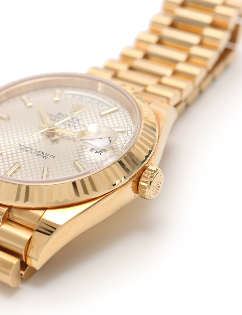 ロレックス Rolex デイデイト40 腕時計 メンズ 自動巻き K18yg イエローゴールド ダイアゴナルモチーフ シルバー文字盤 金 無垢 ハイブランド ブランド専門の中古通販サイト